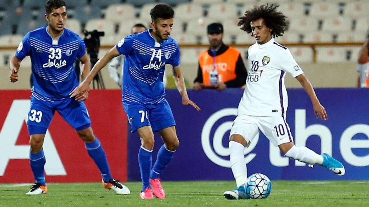 Esteghlal's Mojtaba Haghdust (C) fights for the ball agaisn al-Ain's Omar Abdulrahman (R) during the 2017 AFC Champions League round 16 football match between Iran's Esteghlal FC and UAE's Al-Ain (UAE) FC at the Azadi Stadium in Tehran on May 22, 2017.
STRINGER / afp