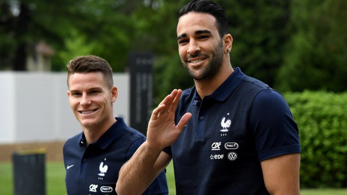 المدافع الفرنسي عادل رامي (30 عاماً): ولد في باستيا لأبوين مغربيين، استدعي بعد إصابة رافاييل فاران، أنهى الموسم بأفضل الطرق بفوزه مع إشبيلية بلقب الدوري الأوروبي ليتم اختياره ضمن التشكيلة المثالية للبطولة.