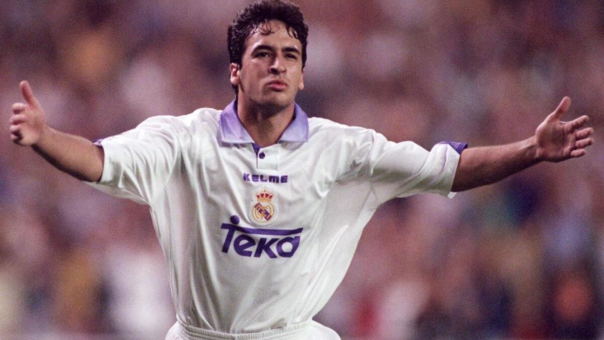 المركز السادس: المهاجم الإسباني راؤول غونزاليس هداف ريال مدريد ببلوغه 19 عاماً و5 أشهر عام 1996.