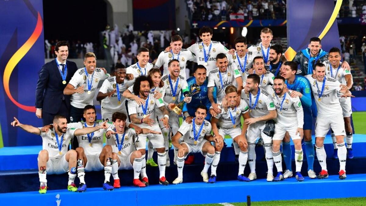 لاعبو ريال مدريد خلال حفل التتويج بلقب كأس العالم للأندية 2018 وذلك بعد تحقيقهم الفوز على العين في النهائي بنتيجة 4-1.
