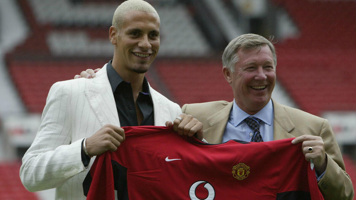 المدافع الإنجليزي ريو فيرديناند: جاء من ليدز عام 2002 مقابل 33.3 مليون جنيه، قضى مع يونايتد 12 عاماً فاز فيها بالبريميير ليغ 6 مرات، وبدوري أبطال أوروبا، وبكأس الرابطة مرتين، وبالدرع الخيرية 4 مرات، وبكأس العالم للأندية. أحد أفضل المدافعين في تاريخ إنجلترا.