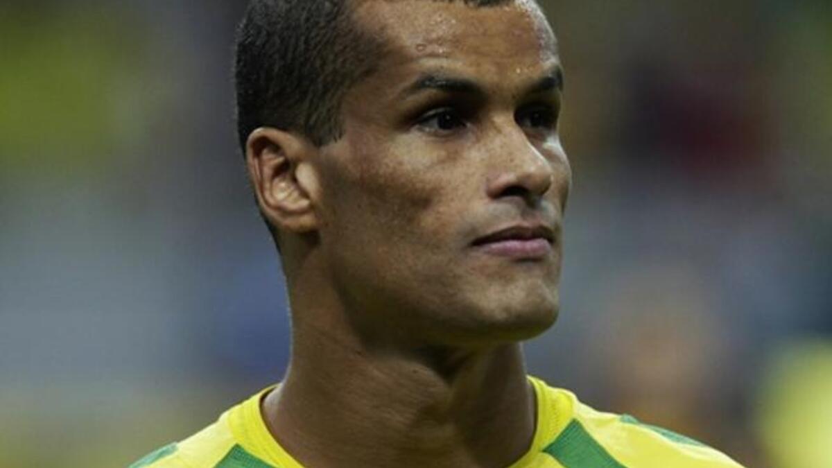 لاعب الوسط المهاجم البرازيلي ريفالدو (سانتا كروز وموجي ميريم وكورينشيانس وبالميراس وديبورتيفو لا كورونيا وبرشلونة وميلان وكروزيرو وأولمبياكوس وأي إي كاي وبونيودكور وساو باولو وكابوسكورب وساو كايتانو).