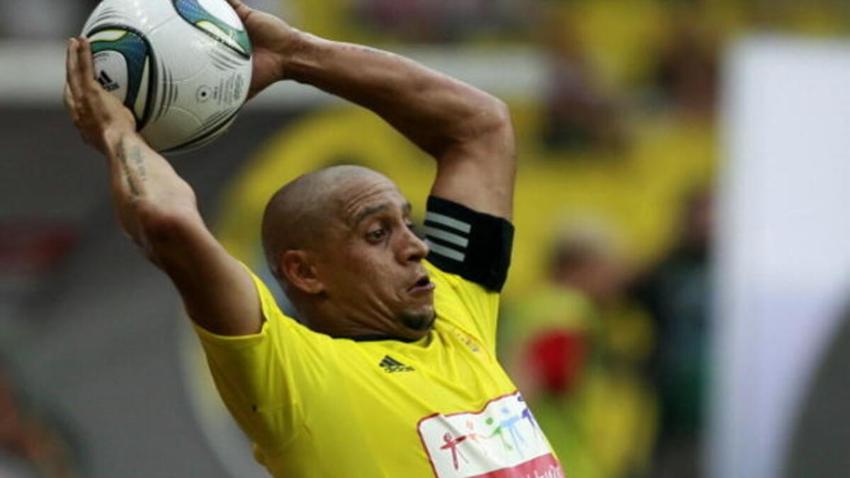 الظهير البرازيلي روبرتو كارلوس (ينياو ساو جواو وبالميراس وإنتر وريال مدريد وفينيرباهتشة وكورينشيانس وآنجي).