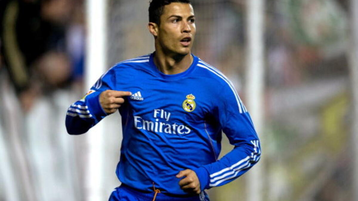 2- المهاجم البرتغالي كريستيانو رونالدو: من مانشستر يونايتد إلى ريال مدريد مقابل 94 مليون يورو عام 2009.