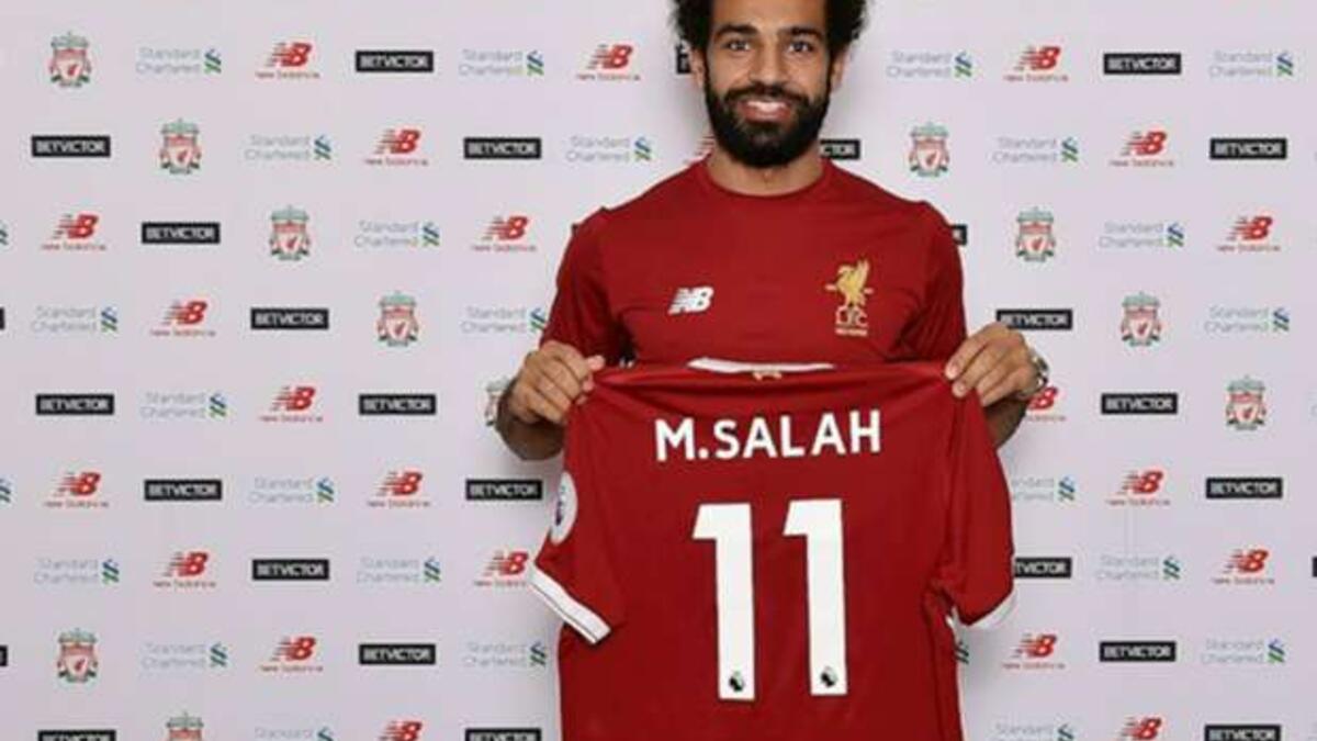 المركز الأول - الجناح المصري محمد صلاح: انتقل من روما إلى ليفربول صيف عام 2017 مقابل 36.9 مليون جنيه استرليني.