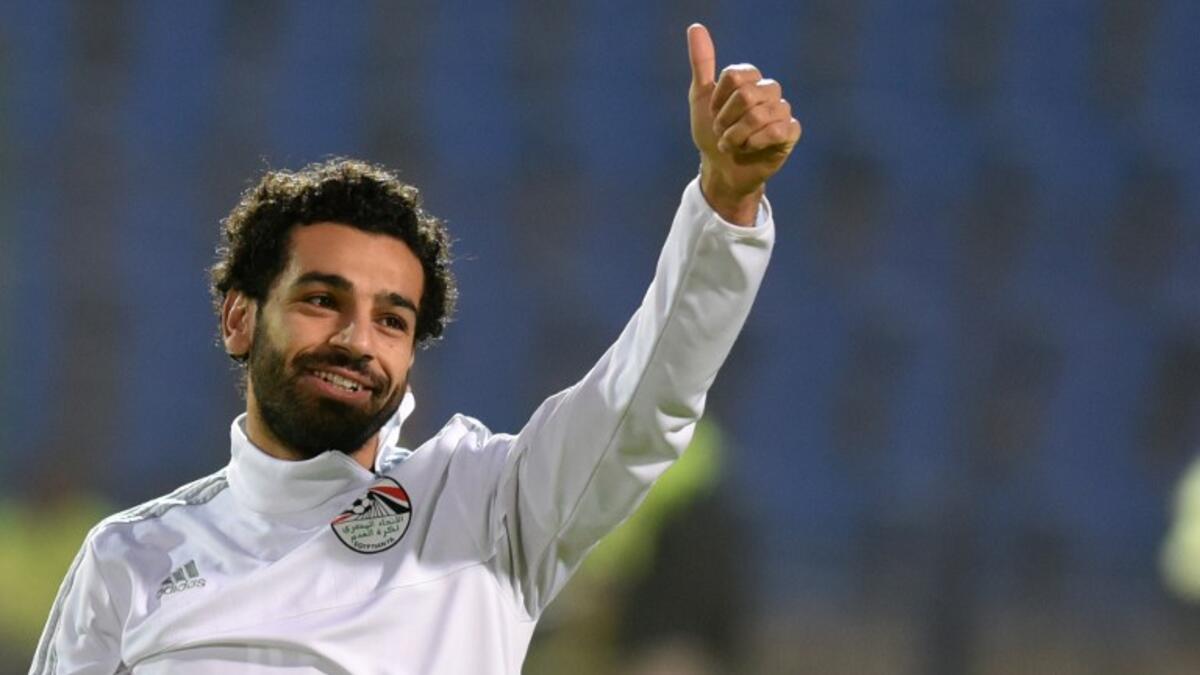 الجناح المصري محمد صلاح يحيي الجماهير خلال تدريبات منتخب مصر استعداداً للمباراة الودية التي جمعته بشقيقه التونسي استعداداً لخوض غمار نهائيات كأس أمم إفريقيا في الغابون.