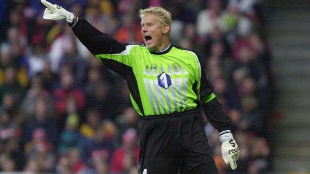 الحارس الدنماركي بيتر شمايكل (غلادساكسي هيرو وهفيدوفري وبروندبي ومانشستر وسبورتنغ لشبونة وأستون فيلا ومانشستر سيتي).