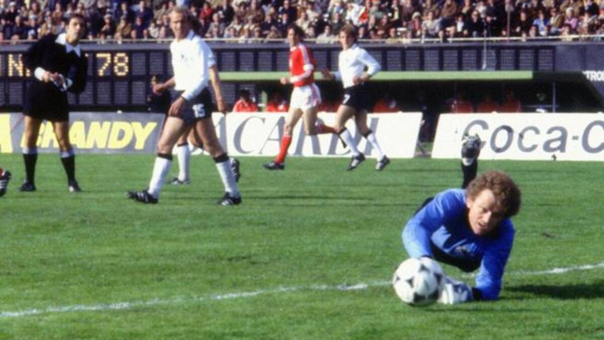 حارس ألمانيا الغربية سيب ماير (بايرن ميونخ).