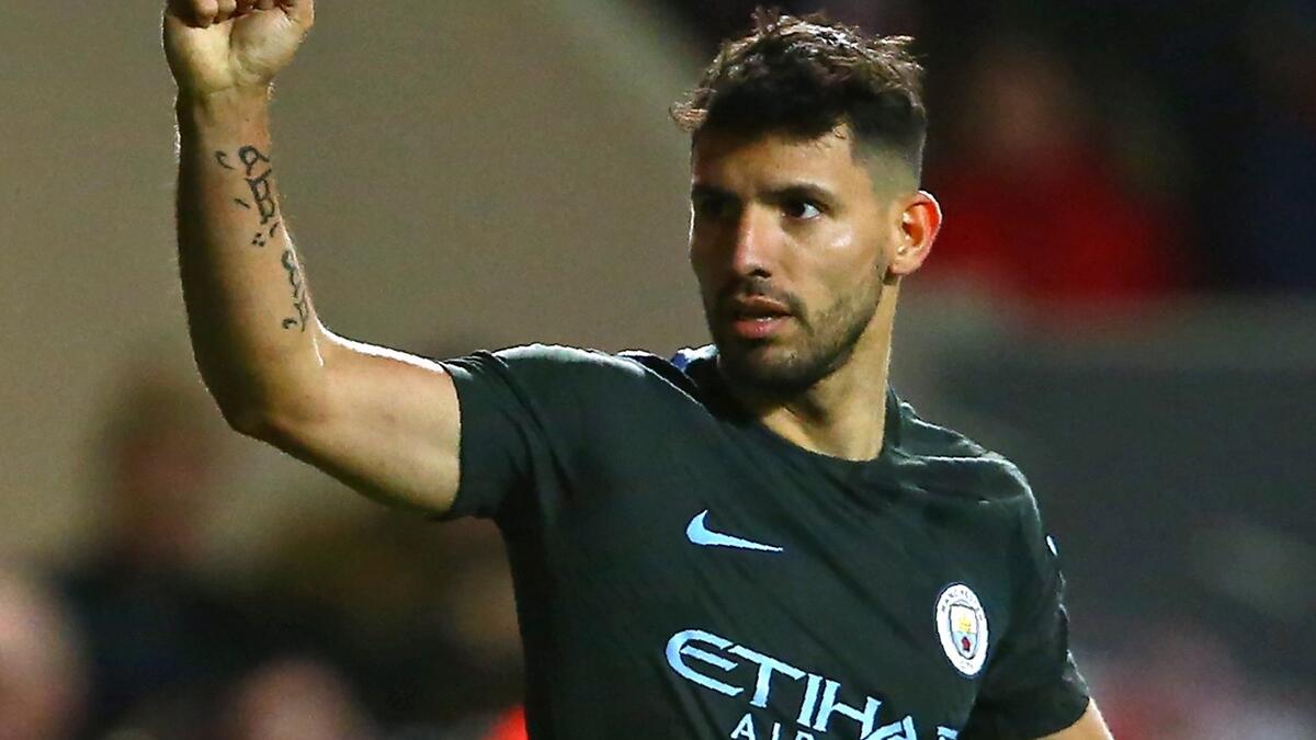 مهاجم أيسر: الأرجنتيني سيرخيو أغويرو (مانشستر سيتي)