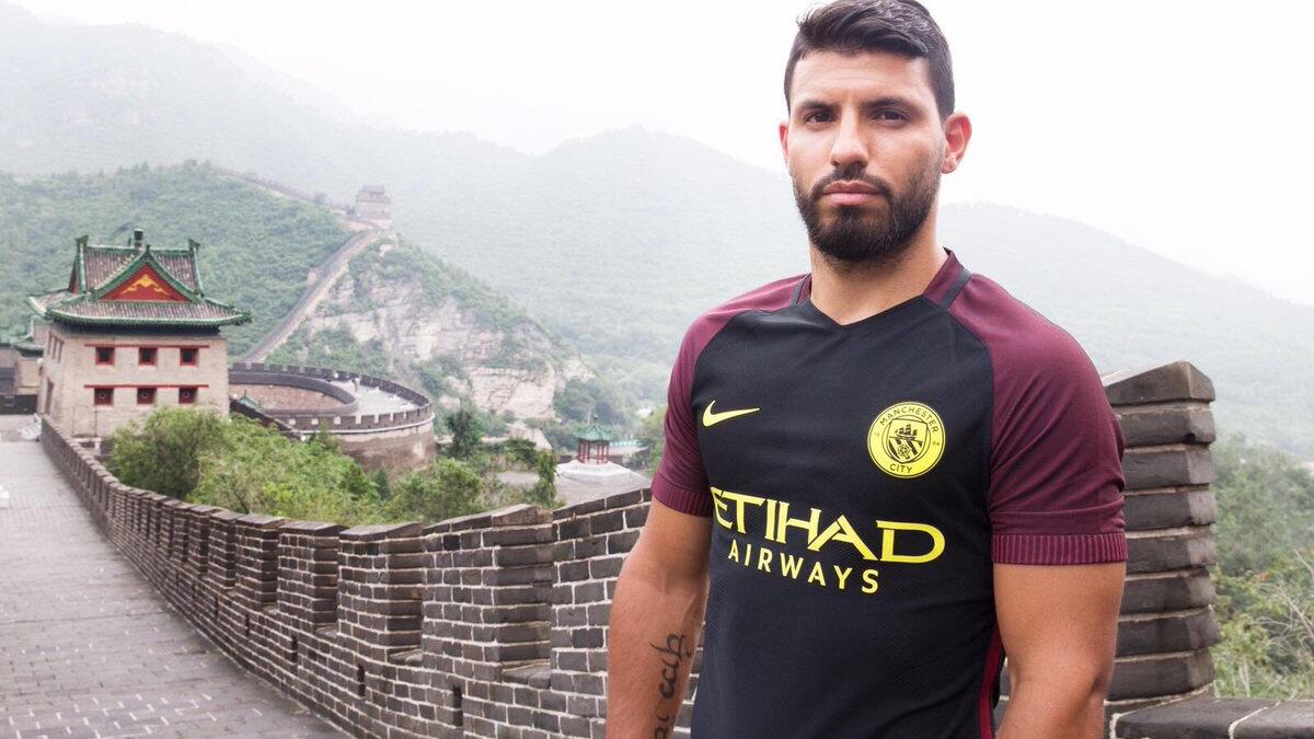 المهاجم الأرجنتيني سيرخيو أغويرو (مانشستر سيتي): يتقاضى 24 مليون دولار سنوياً من ضمنها راتب سنوي تصل قيمته إلى نحو 17 مليون دولار.