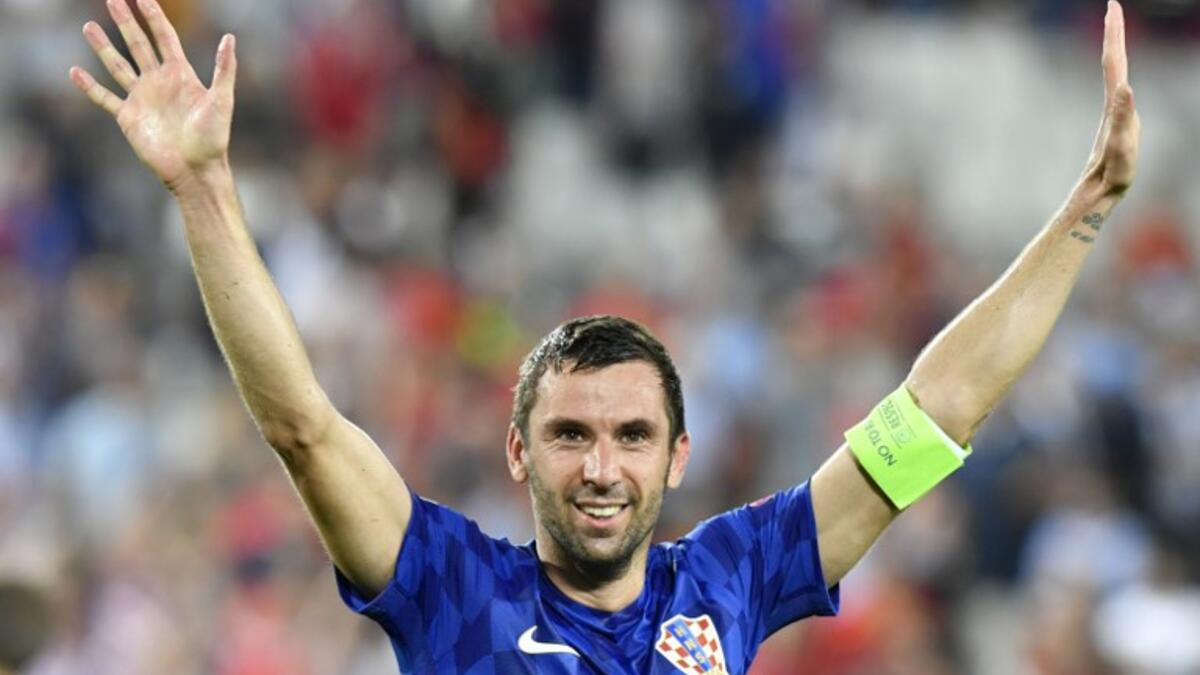 الظهير الأيمن الكرواتي داريو سيرنا: حمل شارة قيادة فريقه خلال مبارياته الثلاث رغم وفاة والده، قدم أداءً دفاعياً قوياً، وساند هجومياً بشكل مستمر، وساعدت خبرته على تهدئة زملائه رغم الضغوطات التي سبقت التأهل.