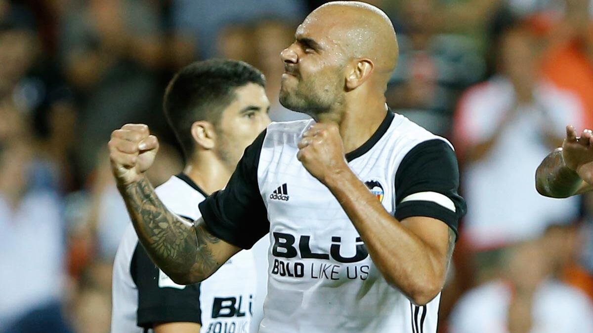 المهاجم الإيطالي سيموني زازا (فالنسيا): انتقل من يوفنتوس إلى فالنسيا على سبيل الإعارة مطلع 2017 مع خيار الشراء نهائياً، سجل ستة أهداف في 20 مباراة بالدوري الإسباني وتألق رفقة الخفافيش ليصبح أحد أبرز لاعبيه خلال الأشهر الأخيرة.