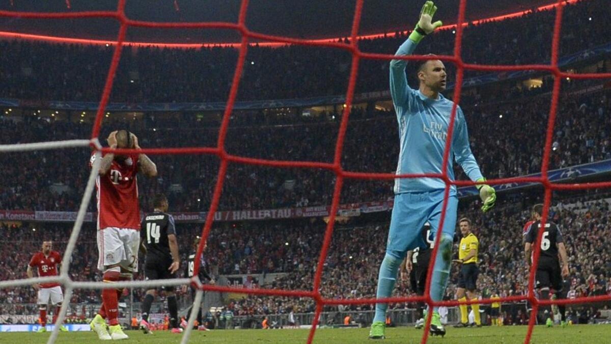 بايرن ميونيخ 1-2 ريال مدريد: ضيّع آرتورو فيدال ركلة جزاء مثيرة للجدل لفريقه نهاية الشوط الأول بتسديدها برعونة فوق مرمى الحارس كايلور نافاس، مهدراً فرصة كبيرة لتوسيع الفارق بعدما كان البافاري متقدماً بهدفٍ نظيف وقتها.