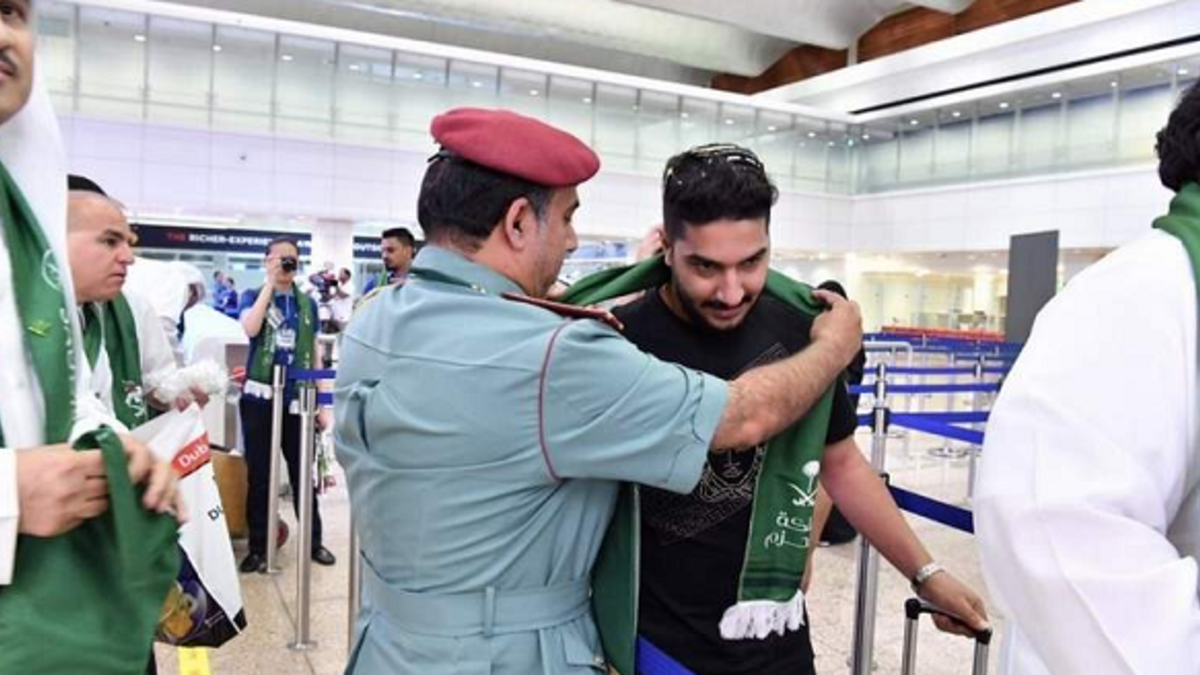 كما تحتوي روزنامة احتفاء دبي باليوم الوطني للمملكة عددًا من الفعاليات والعروض الأخرى، بينها استقبال مطارات دبي في المباني 1و2و3 ضيوفها السعوديين بباقات من الورود والهدايا والقهوة العربية والحلويات.