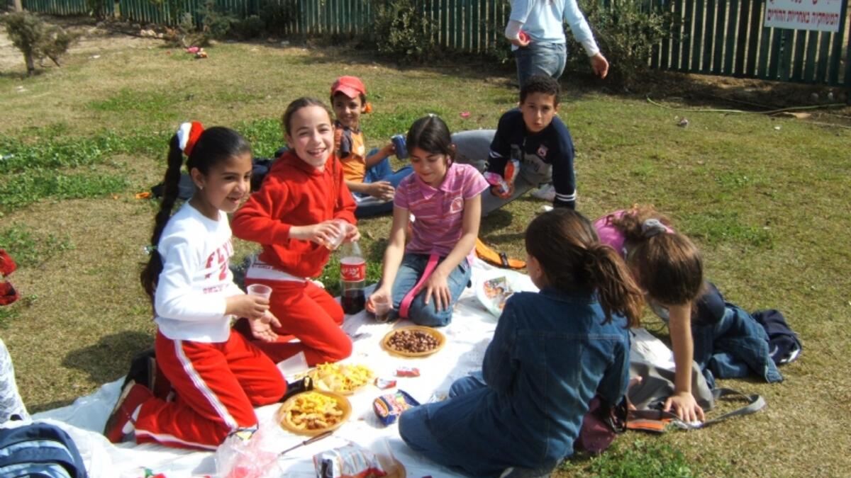 ذكر الأشياء الجميلة التي تحصل في المدرسة، كالرحلات المدرسية التي تنظّمها المدرسة وغيرها من الفعاليات الممتعة التي تحدث، فهذه الأمور تعمل على حب وتحفيز الطالب للمدرسة.