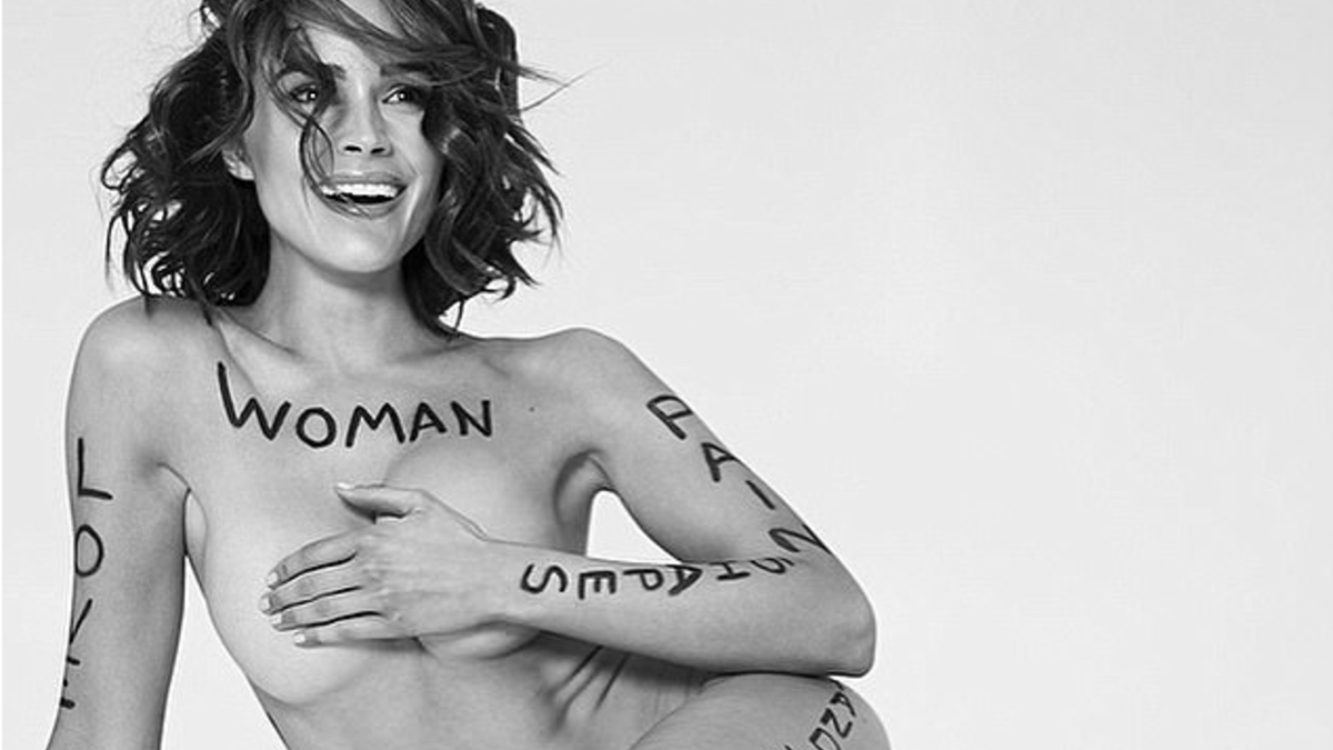 ملكة جمال الكون السابقة "أوليفيا كولبو" حاربت التحرش الجنسي بجسدها العاري والمليء بكلمات مكتوبة بالحبر الأسود من بينها؛ "امرأة"، و"قوة".