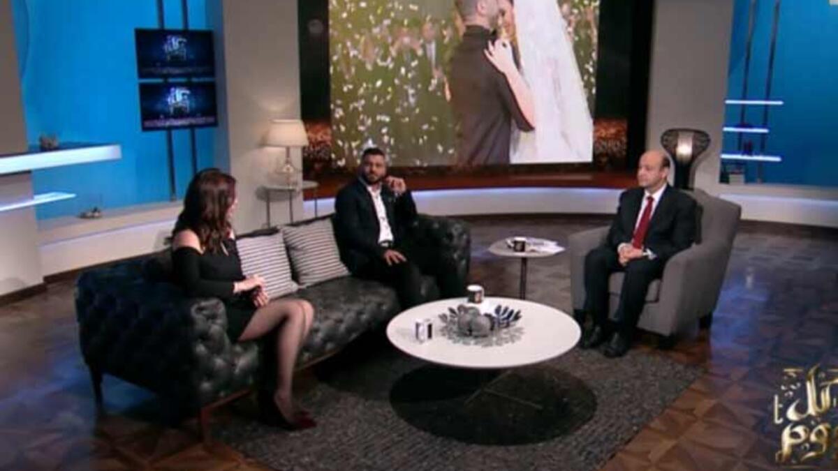 أثارت إطلالة ملكة الجمال السابقة وزوجة لاعب الأهلي عماد متعب المصري يارا نعوم جدلاً واسعاً في موقع التواصل الاجتماعي تويتر بسبب فستانها القصير جداً والذي كشف عن جزء كبير من ساقيها، خلال حلولها وزوجها ضيفة على برنامج الإعلامي عمرو اديب "كل يوم".