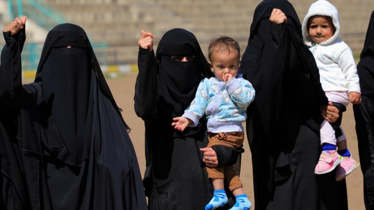 Huthi female supporters demonstrate to support Huthi militias fighting Saudi-backed Yemeni government forces in the port city of Hodeidah, during a rally in the capital Sanaa on November 10, 2018. 
Mohammed HUWAIS / AFP