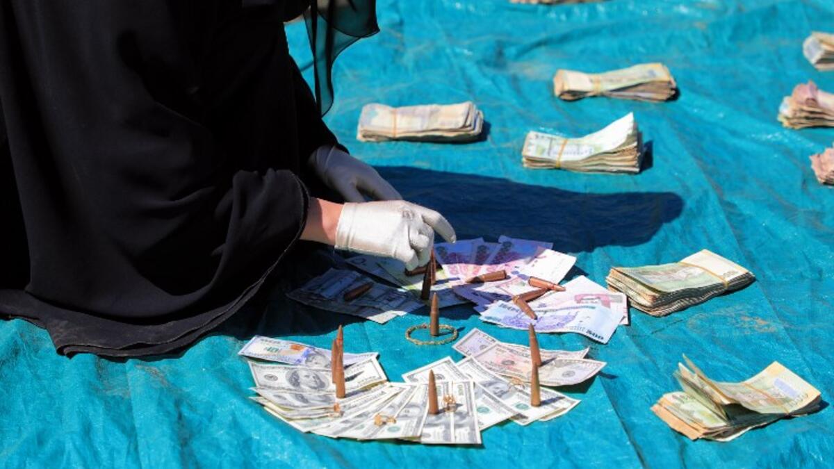 Huthi female supporters collect money to support Huthi militias fighting Saudi-backed Yemeni government forces in the port city of Hodeidah, during a rally in the capital Sanaa on November 10, 2018. 
Mohammed HUWAIS / AFP