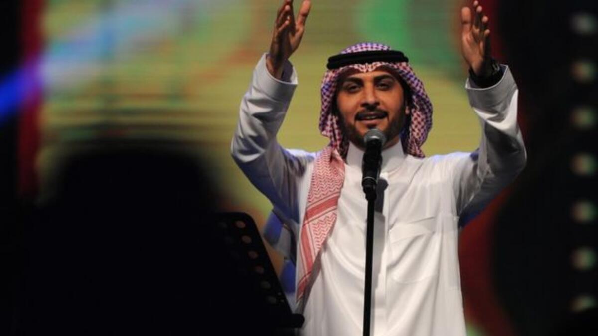 معجبة سعودية منقبة تركض إلى المسرح وتحضن الفنّان ماجد المهندس أثناء إحيائه حفلًا في السعودية. بقي الفنان ماجد المهندس ساكنًا دون أي حركة ومصدومًا حتى تصرّف الأمن وأبعد الفتاة عن المسرح.