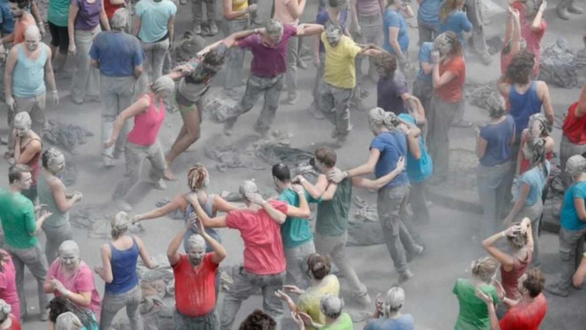 متظاهرون يرتدون ملابس رمادية مثل "الزومبي" ويشاركون في استعراض فني للاحتجاج على مجموعة العشرين المقبلة.