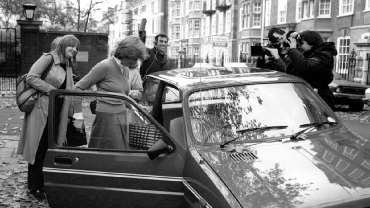 انتشرت شائعات بأن صداقتها مع أمير ويلز قد تطورت إلى مرحلة أكثر جدية. وأصبحت ديانا محط اهتمام الصحافة والتلفزيون، وأصبحت أيامها في العمل معدودة.