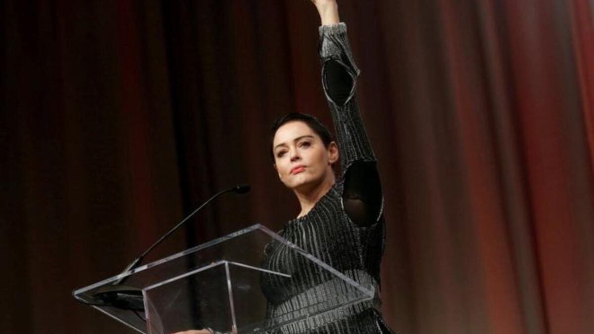 ممثلة الأمريكية روز ماكغوان ترفع قبضتها اليسرى عالياً بعد خطابها في مؤتمر النساء في ديترويت، في إشارة للصمود بعد توجيهها الاتهام للمنتج السينمائي هارفي واينستين بالتحرش الجنسي.