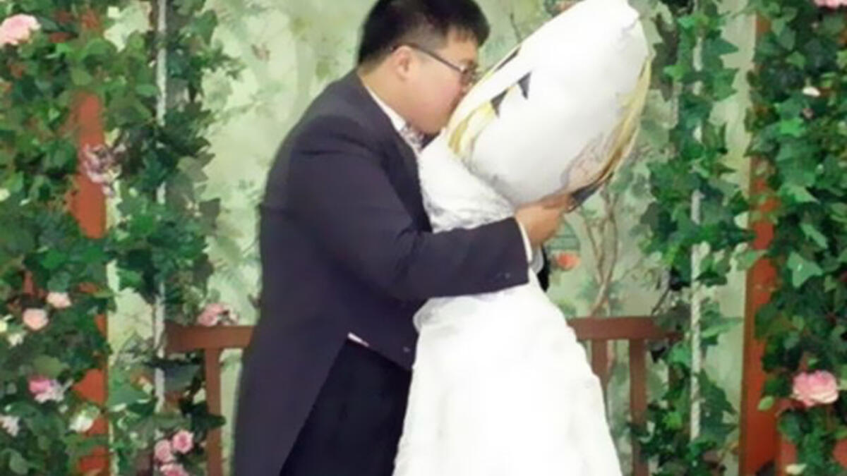 قصة حب مشتعلة ومضحكة عاشها الشاب الكورى (Lee Jin-gyu) مع وسادته، تكللت بالزواج في مراسم حقيقية حضرها الأصحاب وابتاع لها فستان زفاف