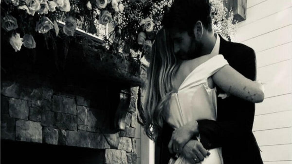 مايلي سايرس وليام هيمسورث: تزوج الثنائي أخيرًا بعد علاقة عاطفية مليئة بالتوتر والاضطرابات شهر ديسمبر الماضي، ضمن حفل زفاف سريّ بحضور العائلة والأصدقاء المقربين فقط.