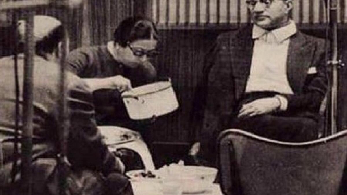 مقلبها بالملحن محمد القصبجي: تدبرت موعدًا للقصبجي مع منتج في أحد المطاعم، وحين دخل صاح عليه صديق قديم ليأكل معه، فخرج هذا الصديق ولم يعد، واضطر القصبجي أن يدفع حسابهما، وهو في أشد حالات الغيظ ناداه الجرسون لمكالمة هاتفية، فكانت أم كلثوم وقالت: "اتعشيت كويس يا قصب؟".