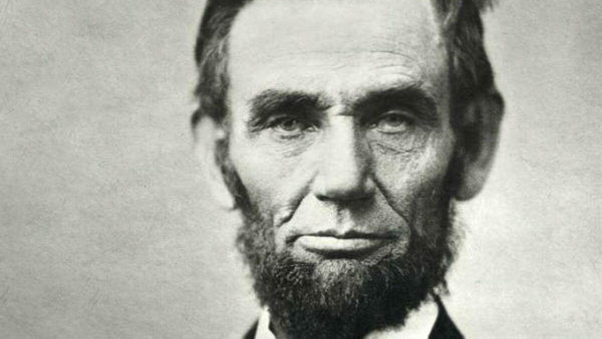 إبراهام لنكولن:
هو الرئيس الـ16 للولايات المتحدة الأمريكية، وبالرغم من الإنجازات الكبيرة التي حققها لنكولن خلال فترة رئاسته إلا أنه عرف عنه أنه عانى من الاكتئاب الإكلينيكي منذ سن مبكرة جدًا عندما كان لا يزال مجرد شاب.