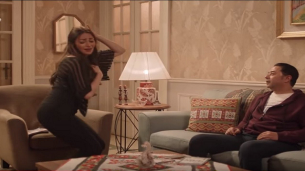 تمكنت الفنانة المصرية نرمين الفقي من إثارة الجدل في مشهد لا تزيد مدته عن الدقيقة ونصف في مسلسل "أبو العروسة"، بعدما رقصت على أنغام "آه لو لعبت يا زهر"، ضمن أحداث العمل.