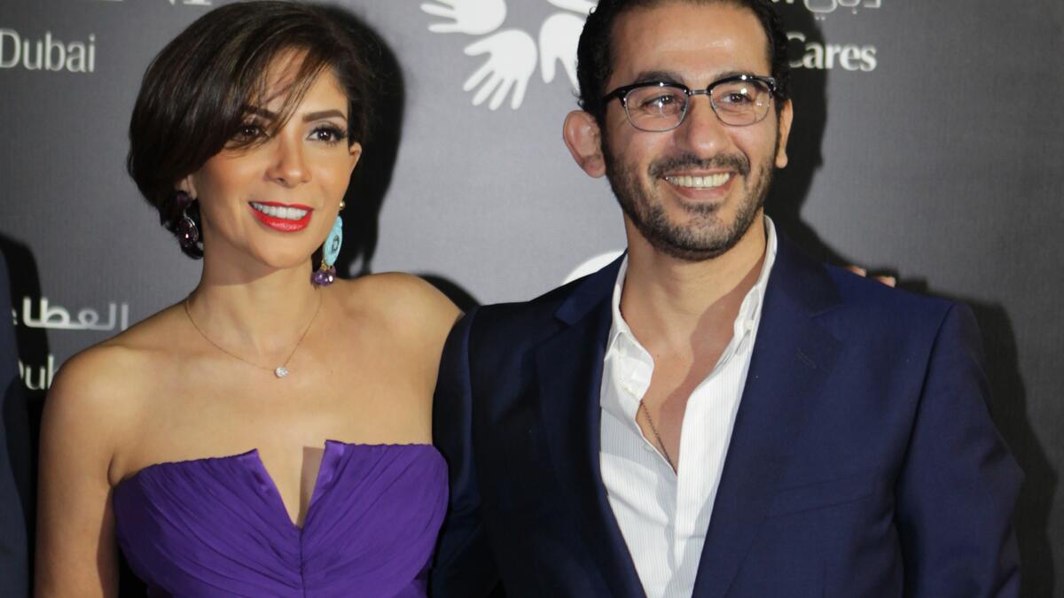 قالت الممثلة منى زكي عن الكوميدي أحمد حلمي وذلك إجابةً عن إشاعات طلاقهما: "ما قدرش، ده الحب كله".