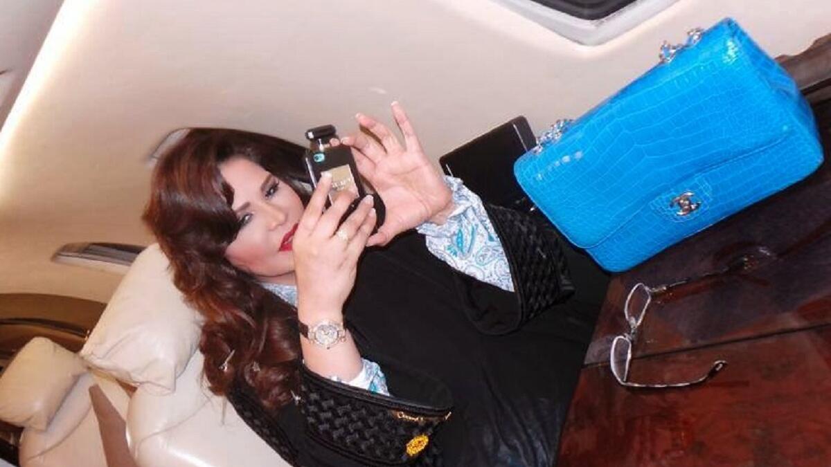 تعتبر الفنانة الإماراتية أحلام من أكثر الفنانات ثراءا في الوطن العربي، حيث دائما ما تتباهى بهذه الثروة، وترتدي أغلى و أثمن المجوهرات، والتي يقدر ثمنها بملايين الدولارات.ليصل الامر بامتلاك طائرة خاصة بها.