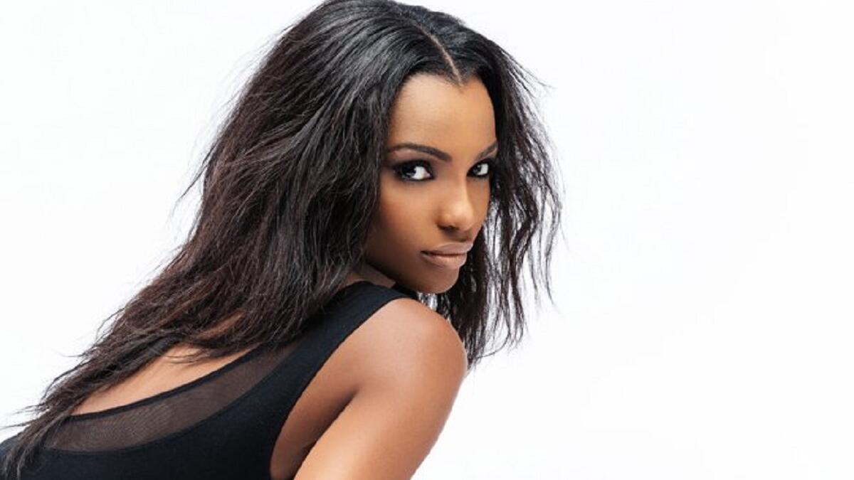 أجباني داريجو:
النيجيرية التي تعد أول امرأة سمراء البشرة تفوز بلقب ملكة جمال العالم في 2001، من الفقر والمعاناة شقت طريقها نحو عالم الجمال.