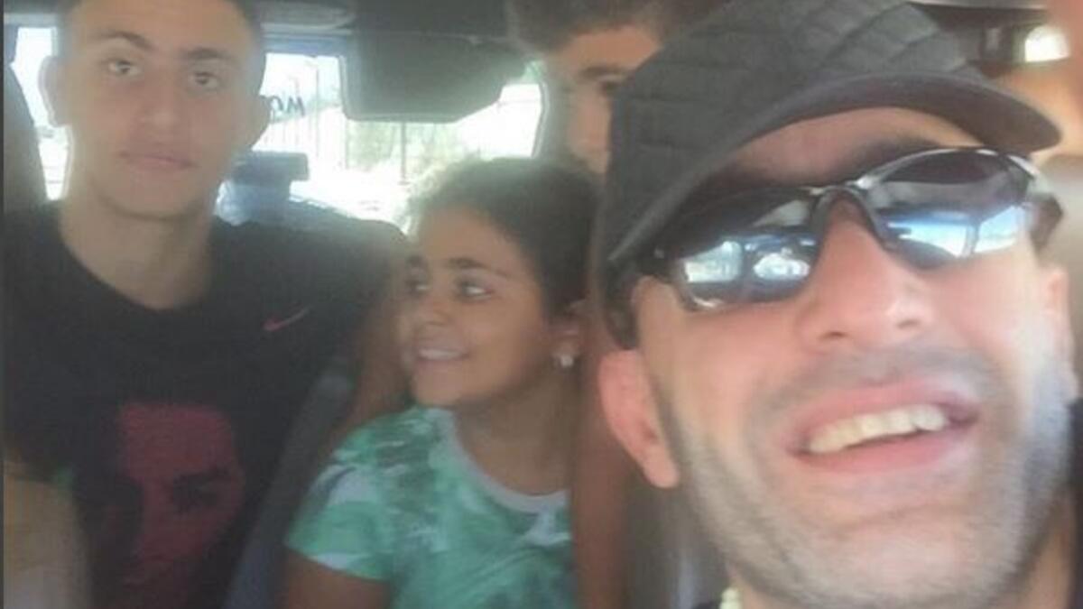 نشر الفنان أحمد السقا صورة على موقع “إنستجرام” داخل سيارته الخاصة برفقة أبنائه، وعلق على الصورة قائلا: «أنا وأحلى ناس في حياتي ».