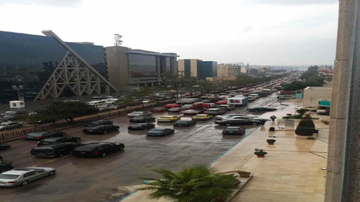 فيما علق أحدهم على هذه الصورة قائلاتً:"تصريح لأحدهم اليوم :هذه الفيضانات بسبب طبوغرافية (تضاريس) عمان يعني طلع كل الحق على عمان"