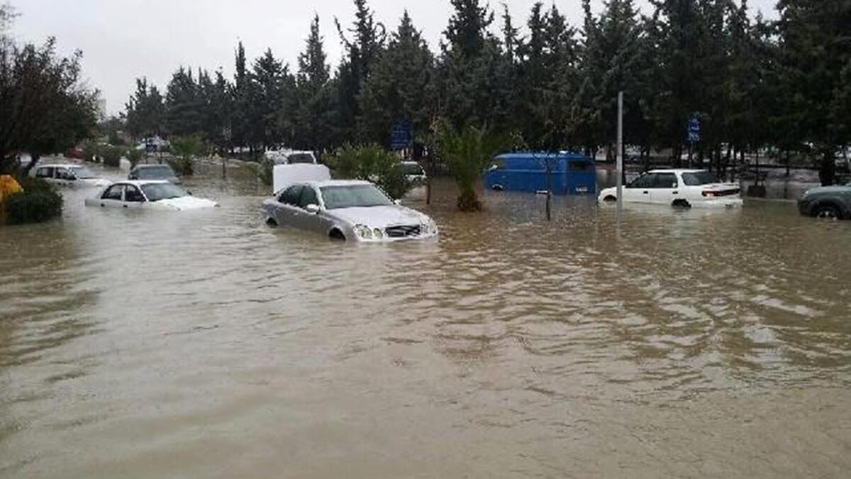 علق أحد رواد موقع التواصل الاجتماعي على هذه الصورة قائلاً "لا تعليق عاللي صار اليوم،بانتظار نشوف إصلاحات -قال يعني- قبل المنخفض الجاي ما ييجي !"