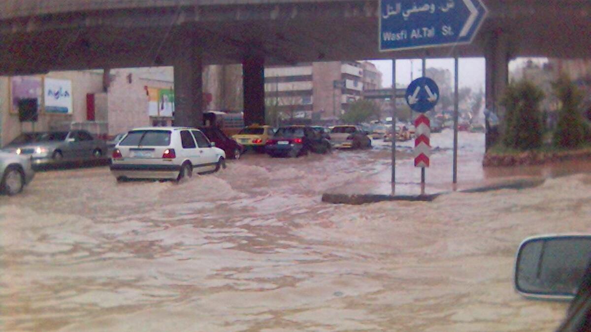 "ما بقهرني غير الي بحط الحق على المواطنين في الفيضانات !! المطلوب من كل مواطن يعمل نفق على حسابه" كان هذا تعليق أحد المغردين على هذه الصورة.