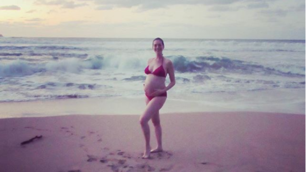 فضّلت الممثلة الأمريكية "آن هاثاواي" أن تزف بنفسها الخبر السعيد لجمهورها بملابس البحر.