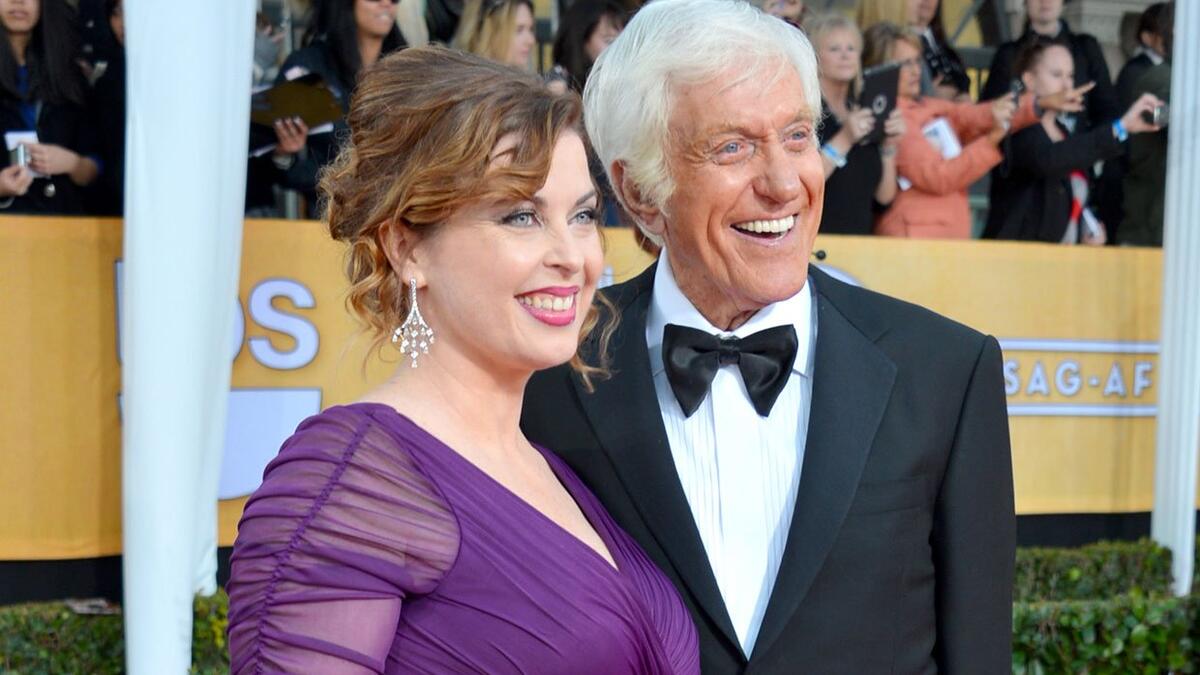 الممثل والمغني "ديك فان دايك" (94 عامًا) متزوجًا من "آرلين سيلفر" والتي تصغره بـ35 عامًا.