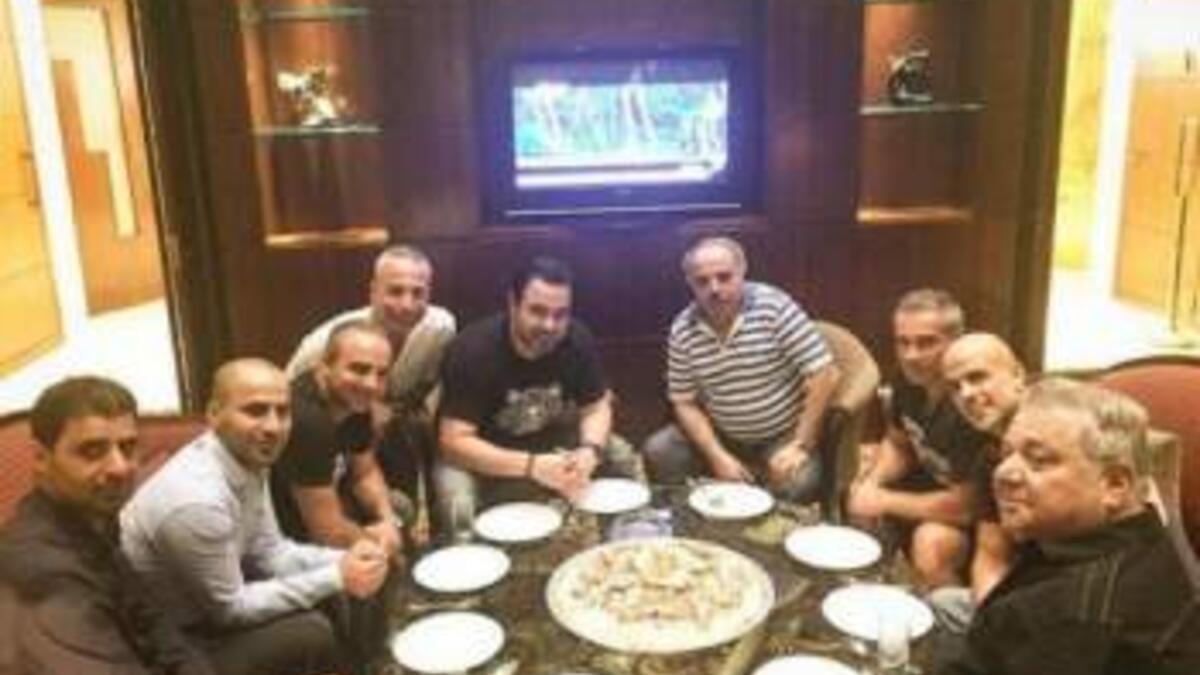 نشر الفنان عاصي الحلاني عبر صفحته الخاصة على احد مواقع التواصل الإجتماعي صورة له وهو يتناول المنسف الأردني مع عدد من الأشخاص معلقاً: "ما في اطيب من المنسف الأردني مع الشباب الطيبة..". يُذكر أن الحلاني أحياء أمس الجمعة، حفلاً في فندق لو رويال في الأردن.