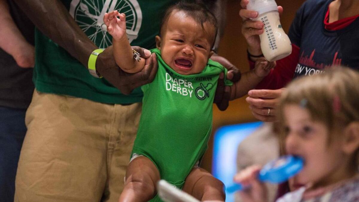 لا يوجد مدة محددة للأطفال للوصول إلى خط النهاية، إذ يمكن للطفل السريع أن يتوقف في نصف الطريق ليغير مساره أو ليجلس منهمرًا بالبكاء.