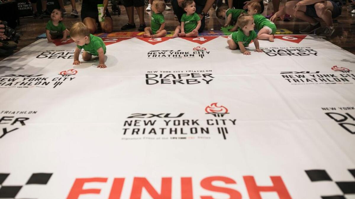 يتعين على الرضيع أن يتجاوز سجادة طولها 3 أمتار حبوًا، ومن يصل أولًا إلى خط النهاية بفوز بلقب "أسرع رضيع".