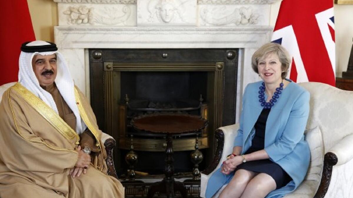 من المقرر أن تنفق بريطانيا نحو 3 مليارات على مشروعات دفاعية في منطقة الخليج خلال السنوات العشر القادمة. وسوف تمد دول الخليج بـ3 خبراء في مجال الإنترنت لمساعدتها في التعامل مع التطرف.