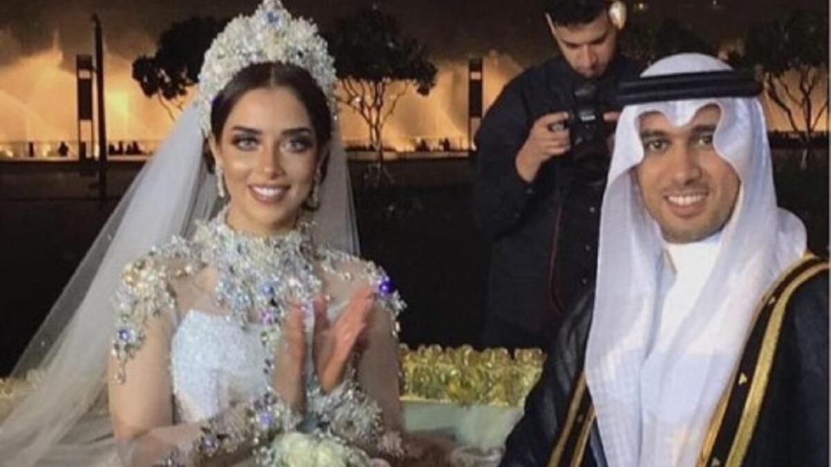 بلقيس وسلطان عبداللطيف: 
اختتم عام 2016 بحالة من الفرح والبهجة والسعادة، بحفل أسطوري بين المطربة اليمنية بلقيس على رجل الأعمال السعودي سلطان عبداللطيف، حيث ارتدت العروس فستانًا مرصعًا بالألماس.