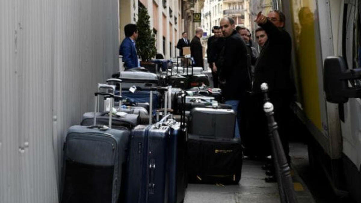 وصول خمس شاحنات تحمل احتياجات بن سلمان الشخصية إلى إسلام آباد، من أدوات للتمارين وأثاث وأمتعة شخصية أخرى. (الصورة من زيارة بن سلمان لباريس العام الماضي)