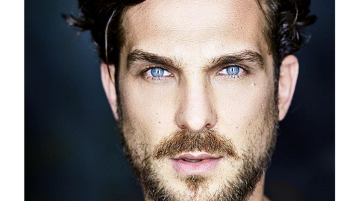 البرازيل: الصورة النمطية المأخوذة عن الشاب البرازيلي هو أن يكون وسيمًا بشعر داكن وعينين بنيتين، أسمر البشرة، لكن الفتيات هناك يفضلن الشباب بعيون طبيعية فاتحة اللون وشعر مجعّد