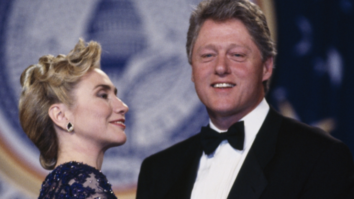 بيل وهيلاري كلينتون: اعتراف الخيانة الأكثر صدمة للعالم كان على يد الرئيس الأمريكي السابق "بيل كلينتون" عام 1998 عندما خرج ليعترف رسميًا بأنه على علاقة مع المتدربة السابقة في البيت الأبيض "مونيكا لوينسكي".