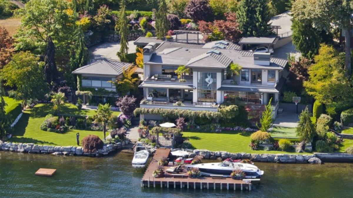 يمتلك بيل غيتس منزلًا على مساحة ٦٦ الف قدم مربع، استهلك بناءه ٧ سنوات و ٦٣ مليون دولار، يحوي قاعة ضيوف تتسع لـ ٢٠٠ ضيف، ٢٤ حمامًا و ٦ مطابخ، أحد موظفي مايكروسوفت دفع مبلغ ٣٥ ألف دولار ليقوم بجولة داخل المنزل، غيتس تبرع بالمبلغ.